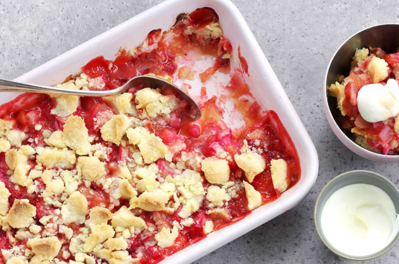 Recette Crumble aux fraises et à la rhubarbe